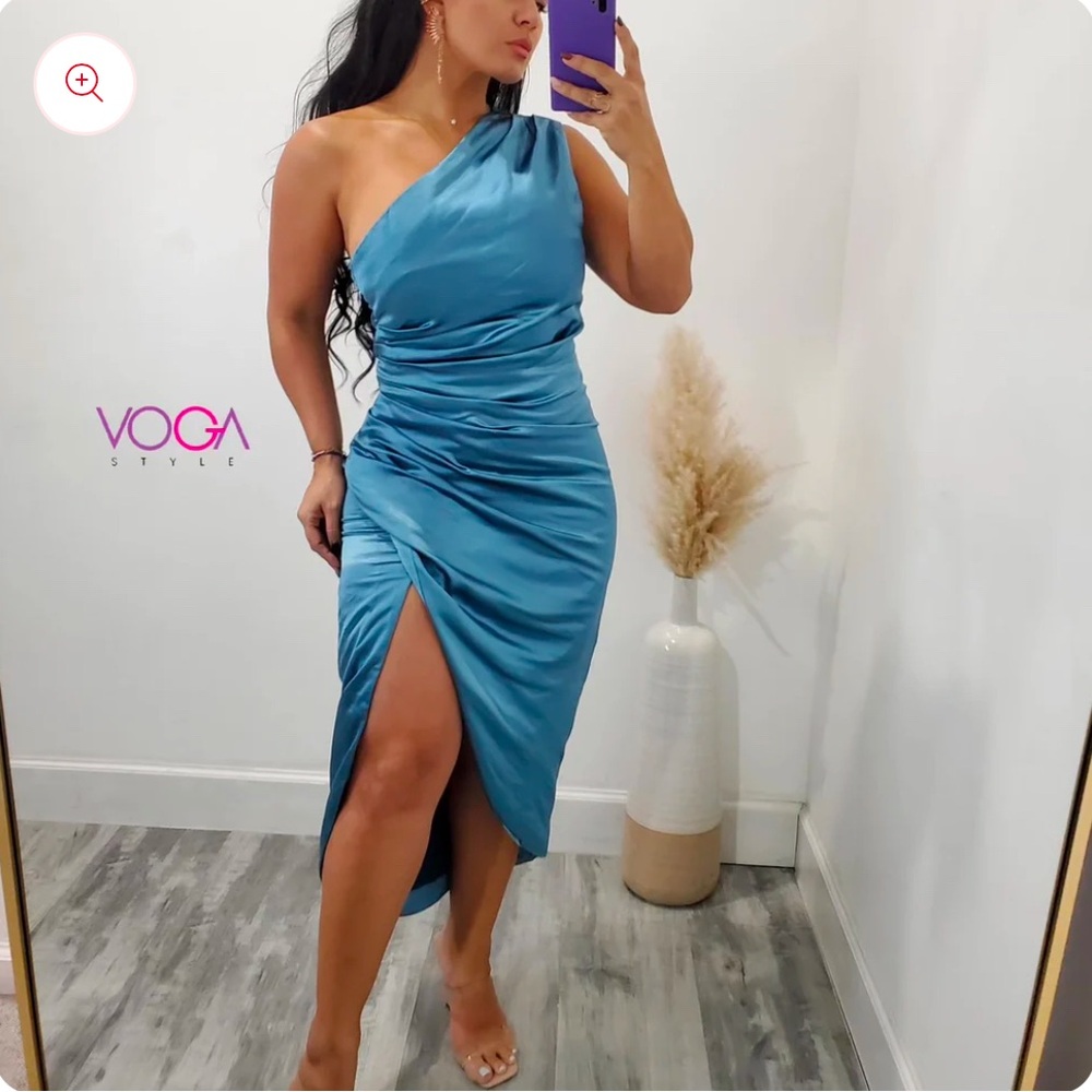 A glamorous addition to any wardrobe.Stunning design. Midi Dress BRAND NEW